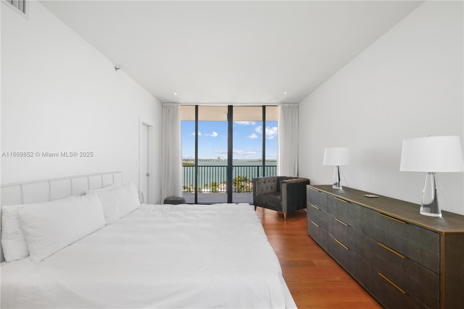 ONE THOUSAND VENETIAN WAY - Residential