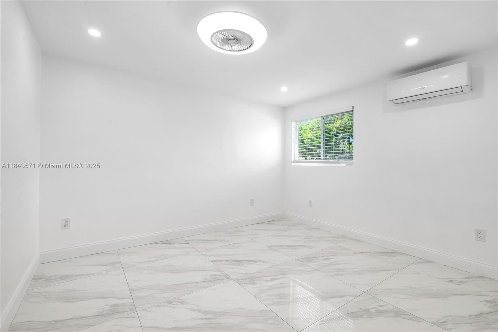 HOLLYWOOD PARK - Residential