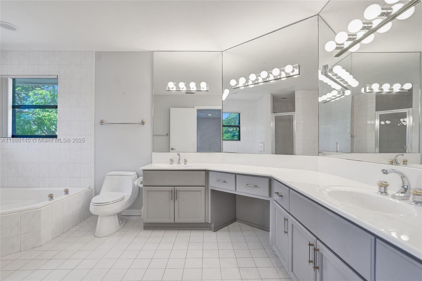 KINGS GROVE - Residential