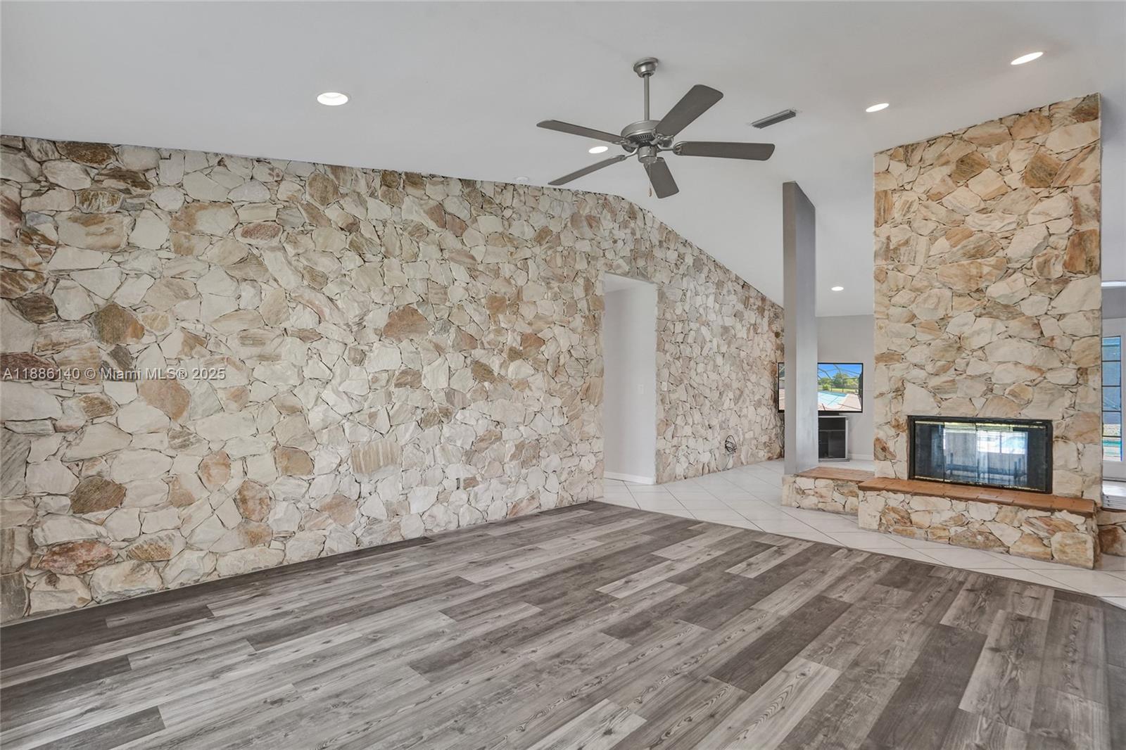 KINGS GROVE - Residential