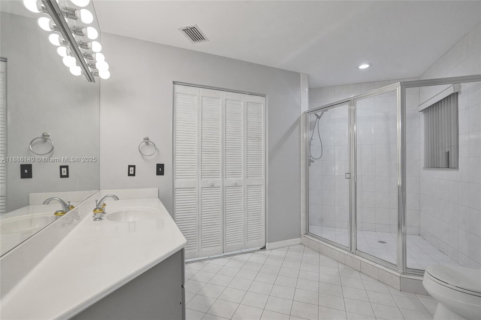 KINGS GROVE - Residential