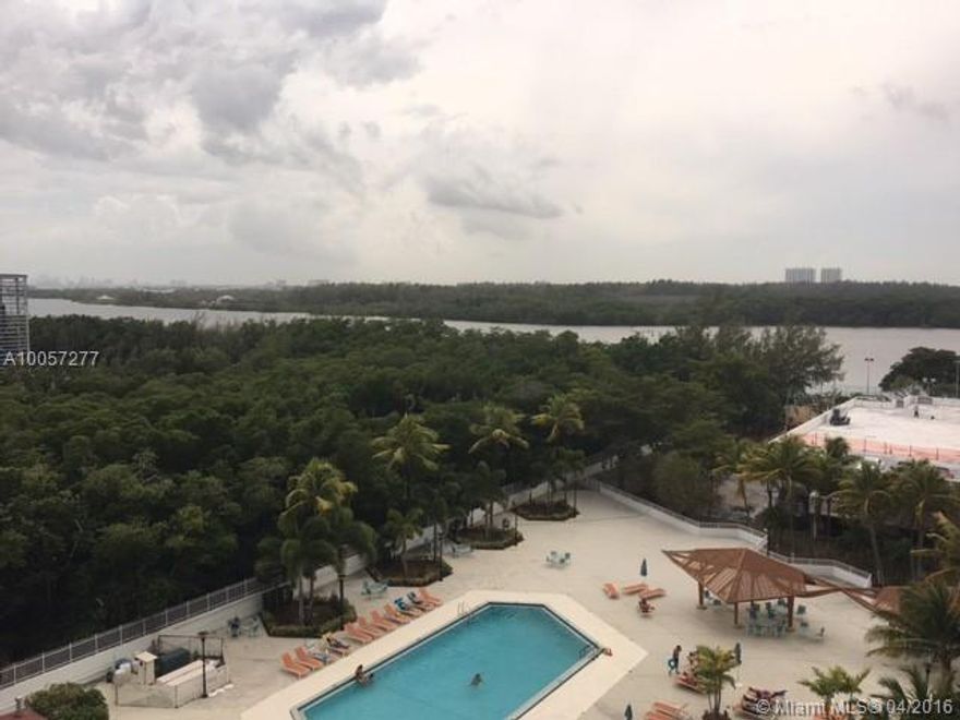 Spacious 1 Bedroom / 1.5 Bathrooms. Plenty of closet space. Big balcony with views to the Intracoastal, Ocean an Pool. Building located at just minutes from Miami Beach, Bal Harbour and Aventura Mall. Enjoy all the amenities including the pool, hot tub, two gyms, 24 hour security and valet