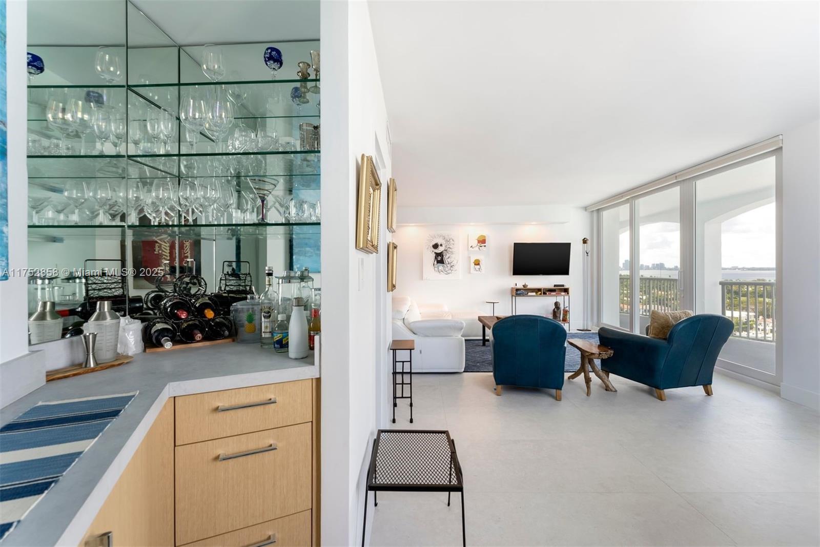 5401 Collins Ave 1220