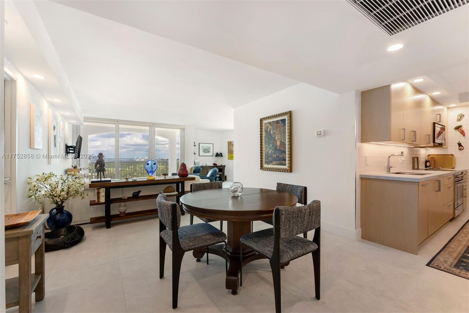 5401 Collins Ave 1220, Miami Beach, Miami-Dade County, Florida - 1 Bedrooms  
2 Bathrooms - 