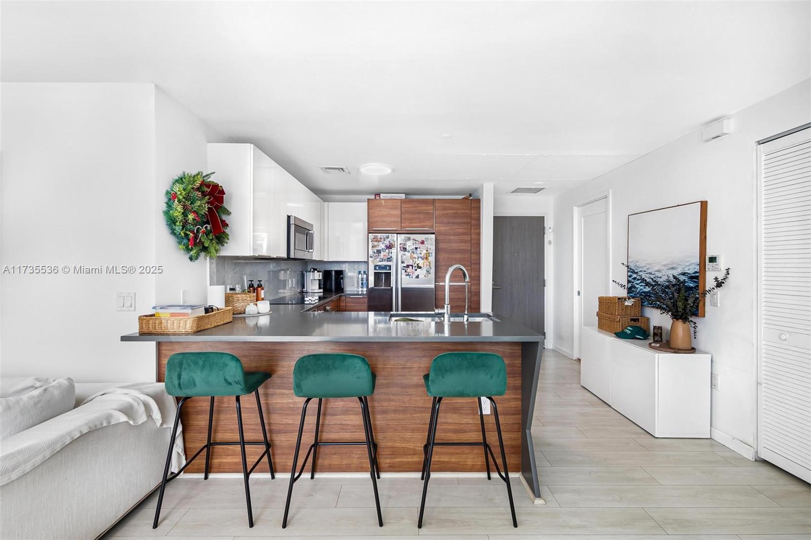 THE CRIMSON CONDO - Residential