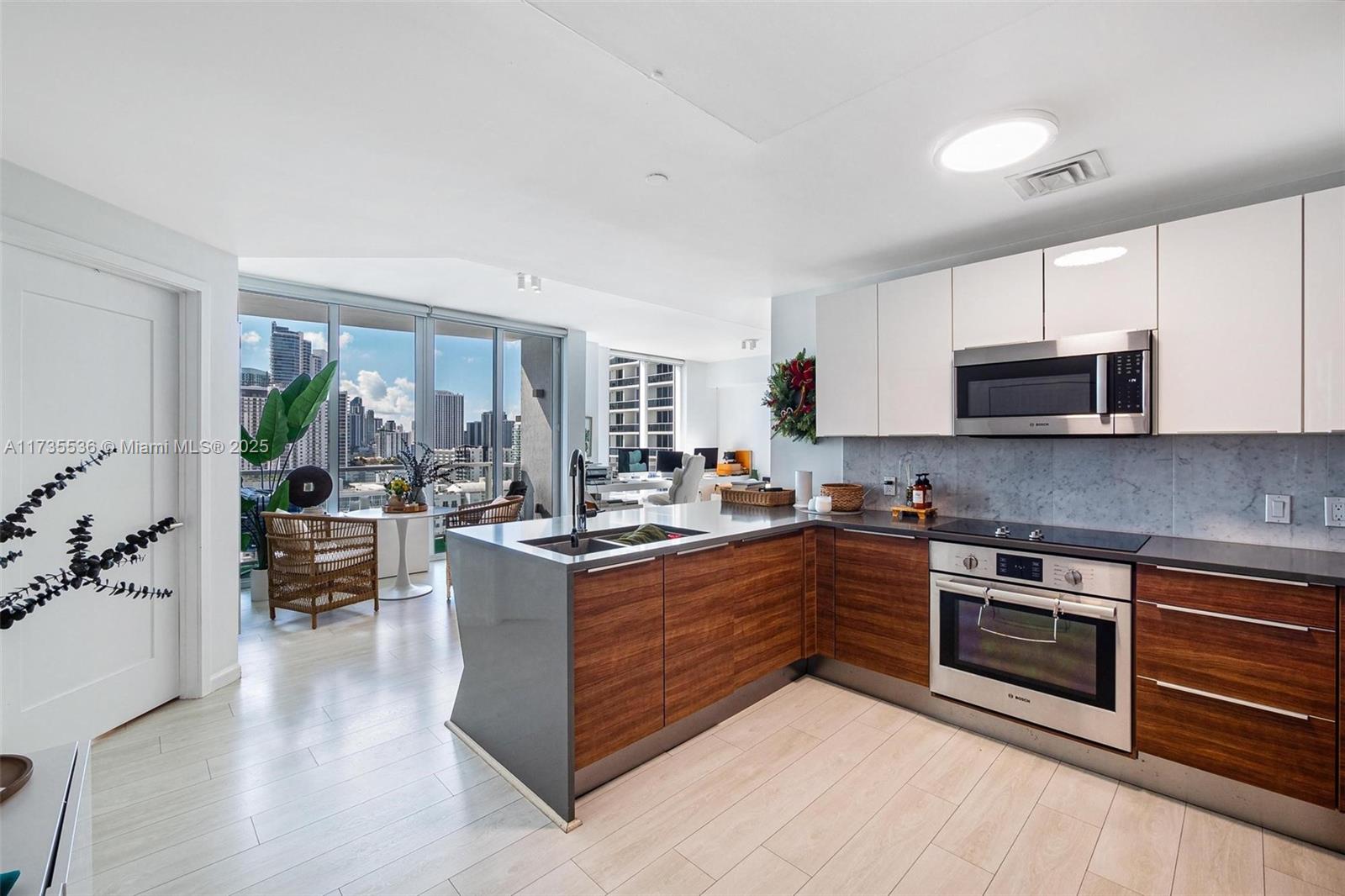 THE CRIMSON CONDO - Residential