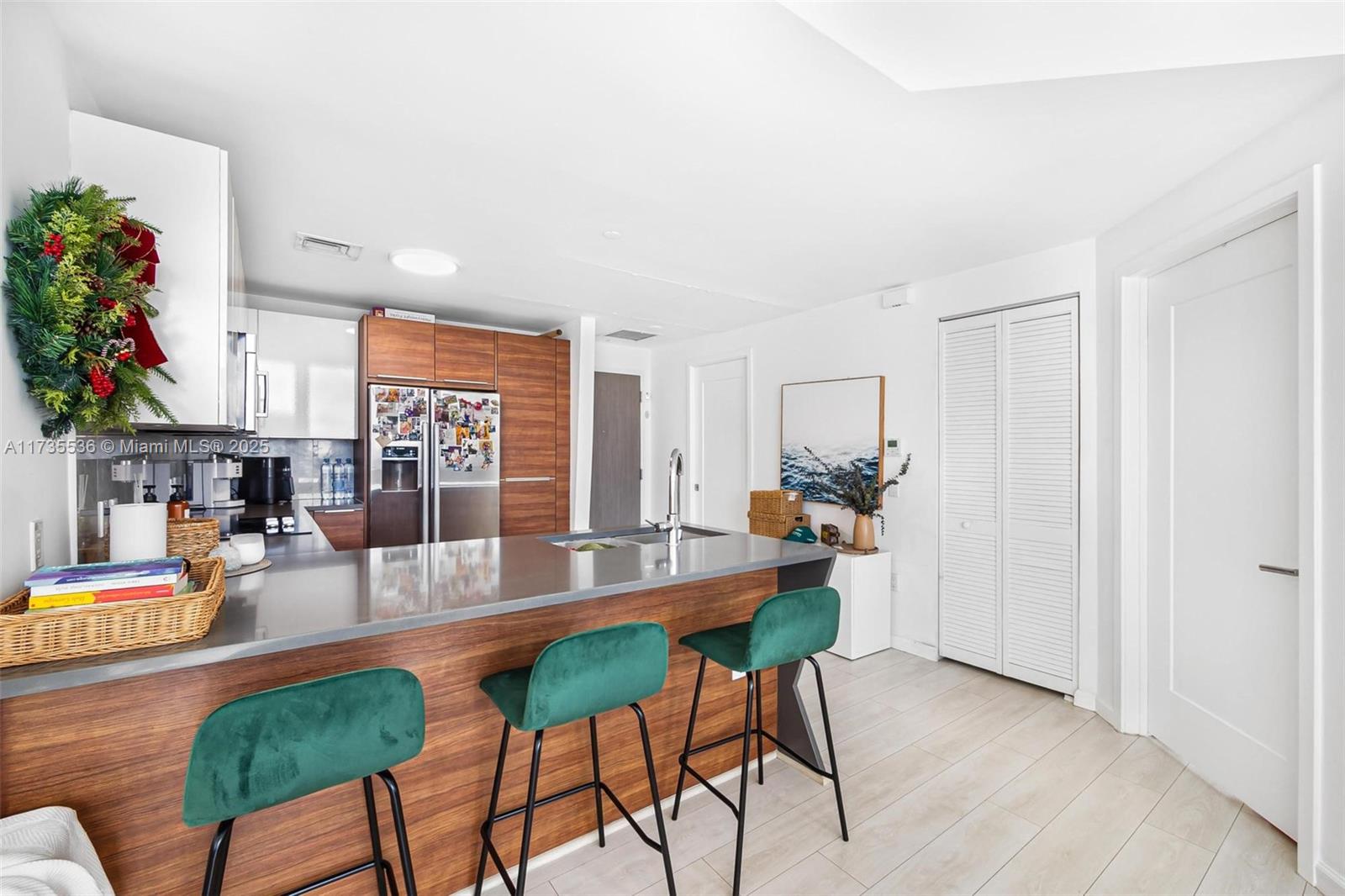 THE CRIMSON CONDO - Residential