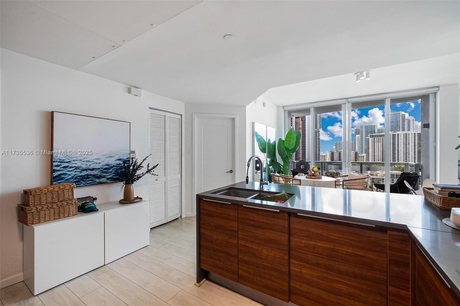 THE CRIMSON CONDO - Residential