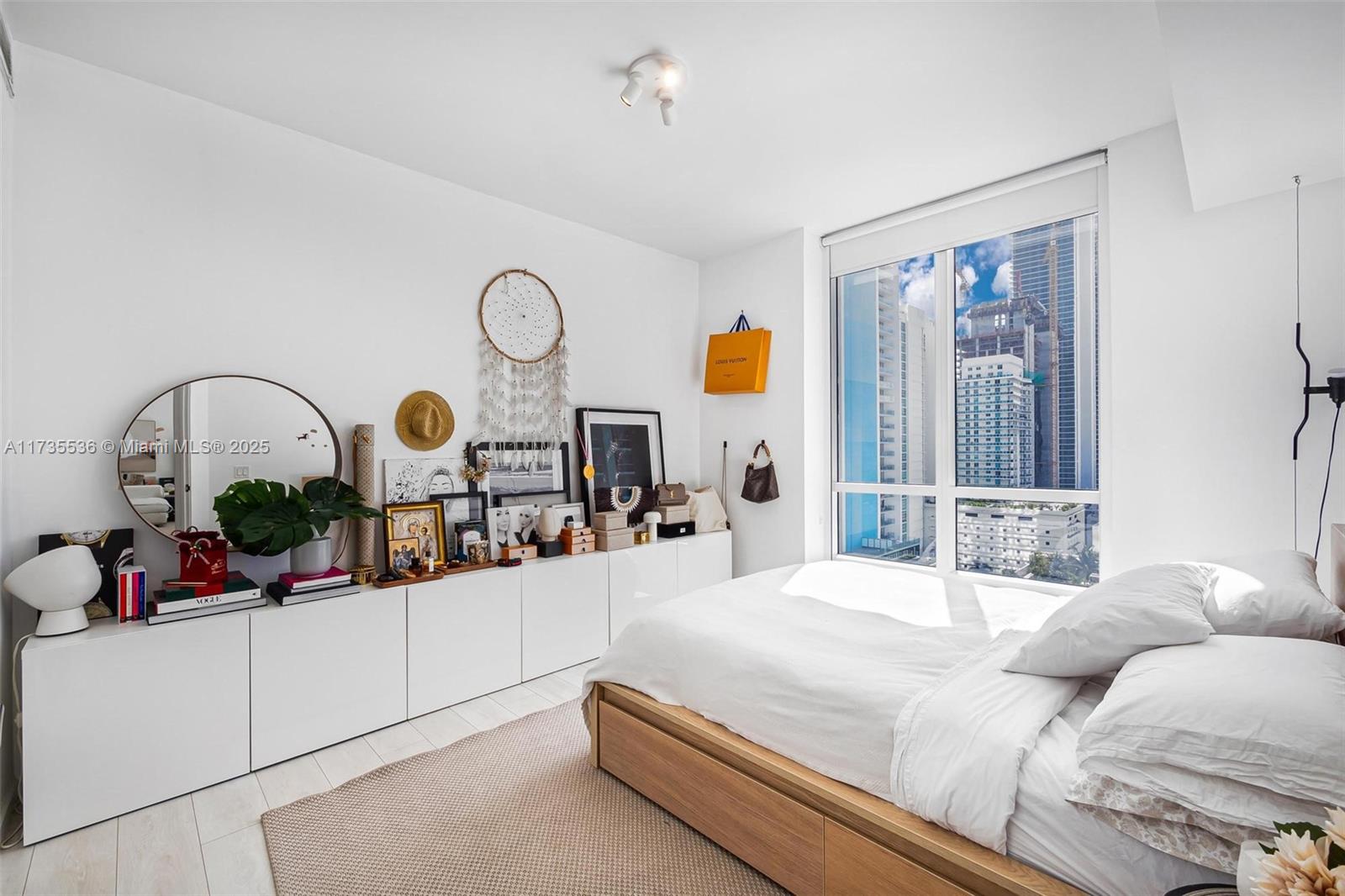 THE CRIMSON CONDO - Residential