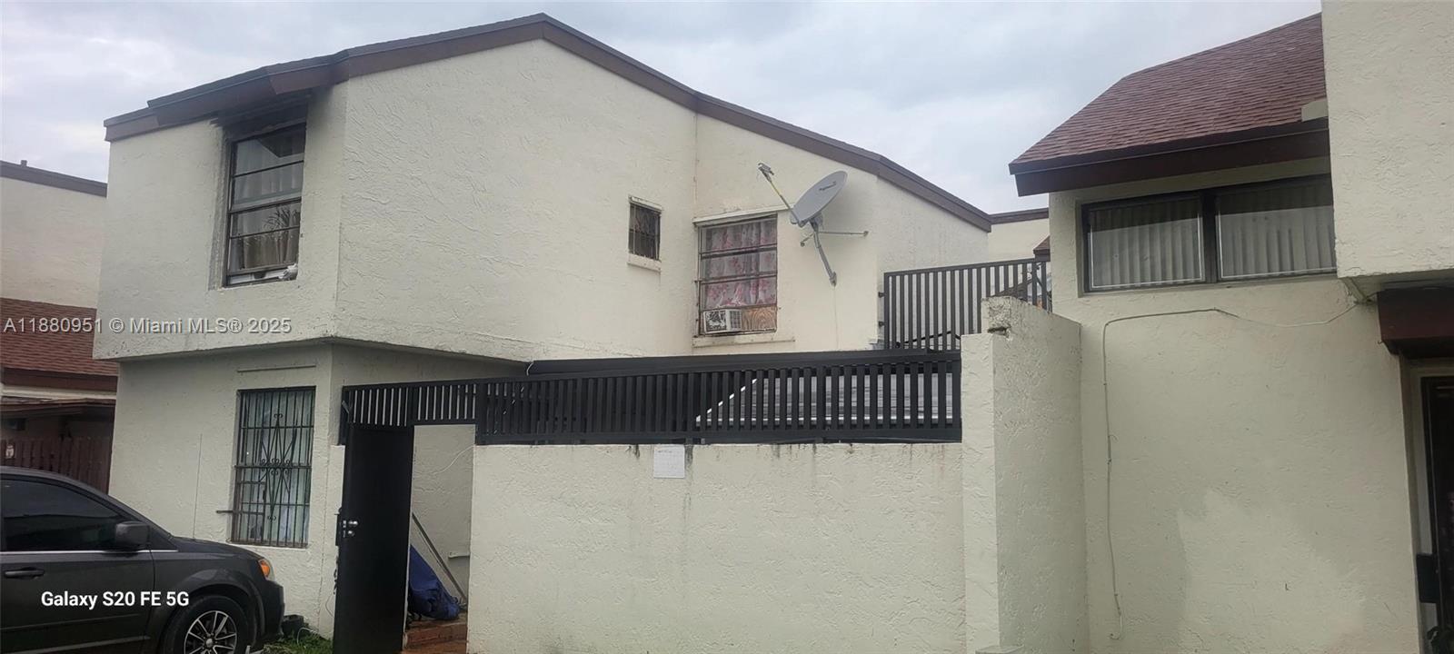 Centrally located 3/1.5 townhome in much desired Miami area. Close to FIU, shopping, restaurants, Doral, schools highways. Perfect for investors!