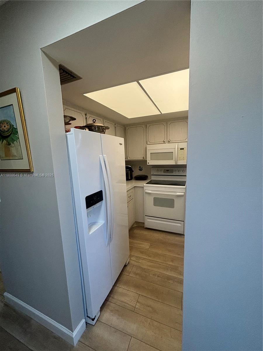 2929 SE Ocean Blvd 125-3, Stuart, FL, 34996/$240,000 2 2929 SE Ocean Blvd 125-3
