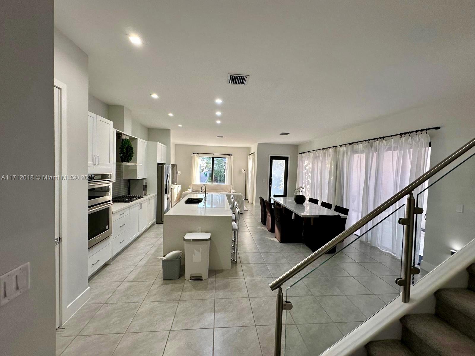 DOWNTOWN DORAL SOUTH PHAS - Residential