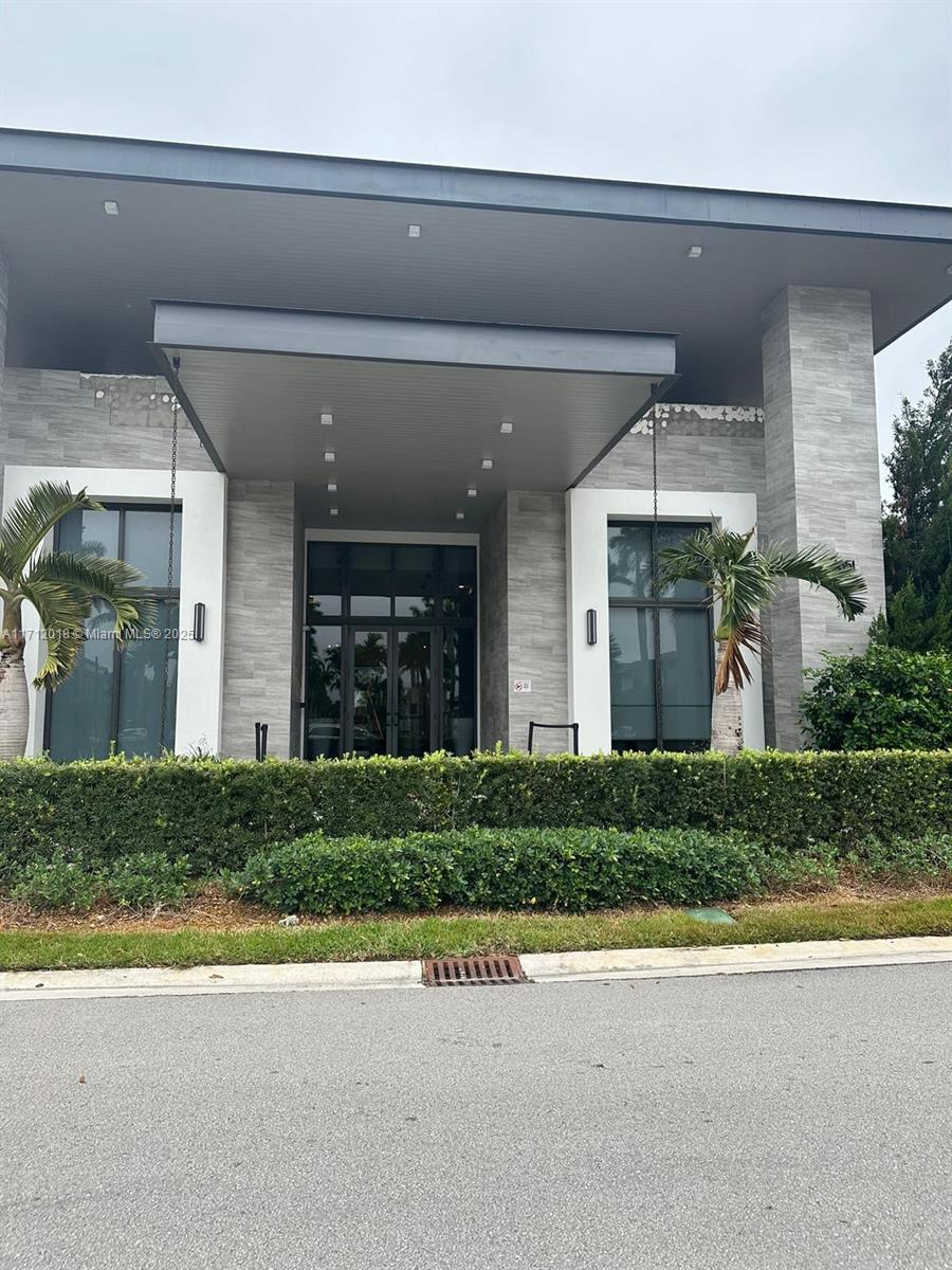 DOWNTOWN DORAL SOUTH PHAS - Residential