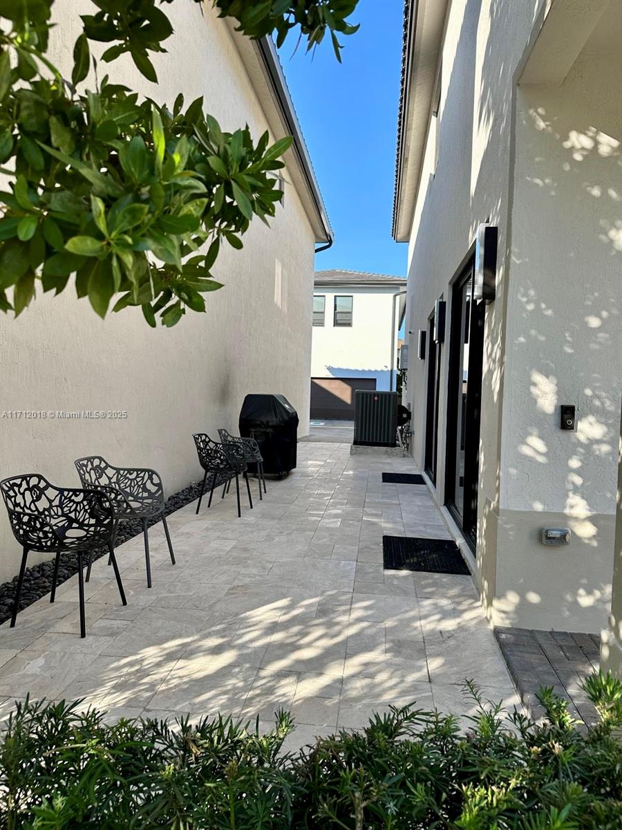 DOWNTOWN DORAL SOUTH PHAS - Residential