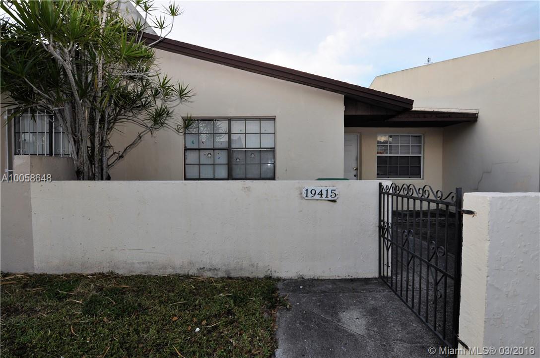 Highly desirable and spacious 3 bed/2 bath villa in Lakes of Acadia. This property features all of the comforts of a single family home including; tile flooring throughout, a split floor plan, spacious backyard, and a large great room. The community is pet friendly (no size restrictions) and features a community pool, clubhouse, and a very low HOA. Perfect starter home. FHA, VA, and conventional loans are welcome. Call Listing Agent for showing instructions. 24 hr. notice required. Priced to sell !!