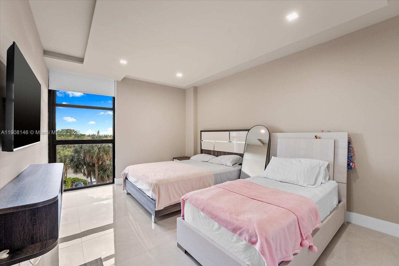 HAMPTONS WEST CONDO - Residential