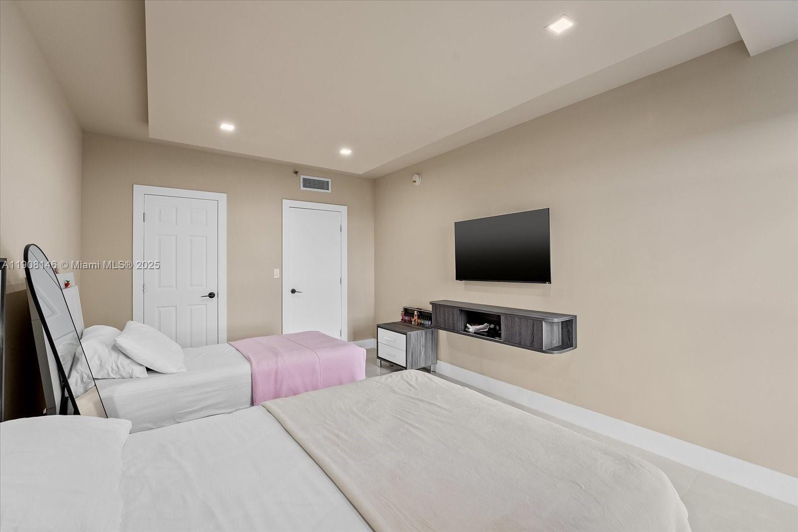 HAMPTONS WEST CONDO - Residential