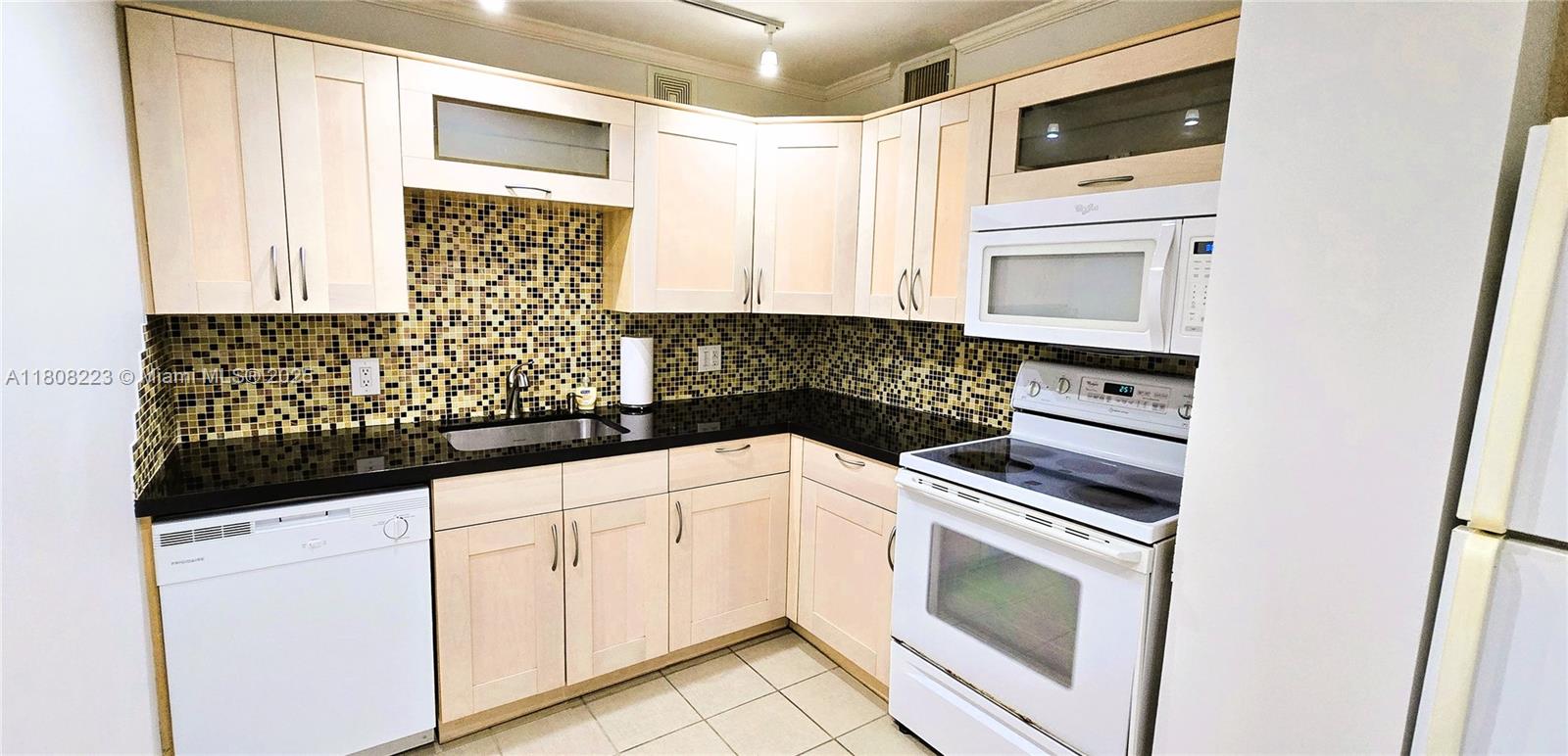 2500 NE 135th St B806