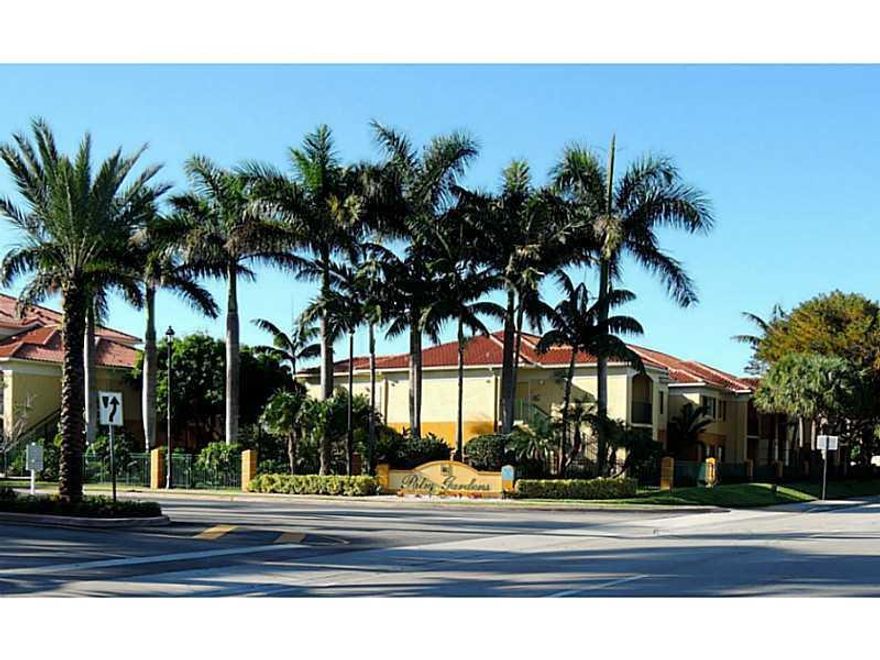NICE 2/2 CONDO IN PALM GARDENS, CERAMIC FLOOR THROUGHOUT, GATED COMMUNITY AND CLUBHOUSE, GREAT LOCATION.