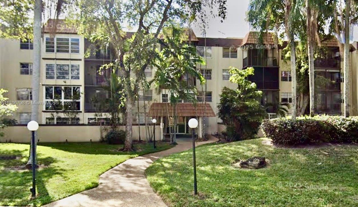 1BD/1.BA condo in the heart of Plantation! Ideally located near top schools, shopping, dining, major highways, colleges, and just minutes from Fort Lauderdale beaches and airport.Located in an all-ages community with fantastic amenitie. Low HOA includes insurance, water, hot water, trash, exterior maintenance, and full access to amenities.