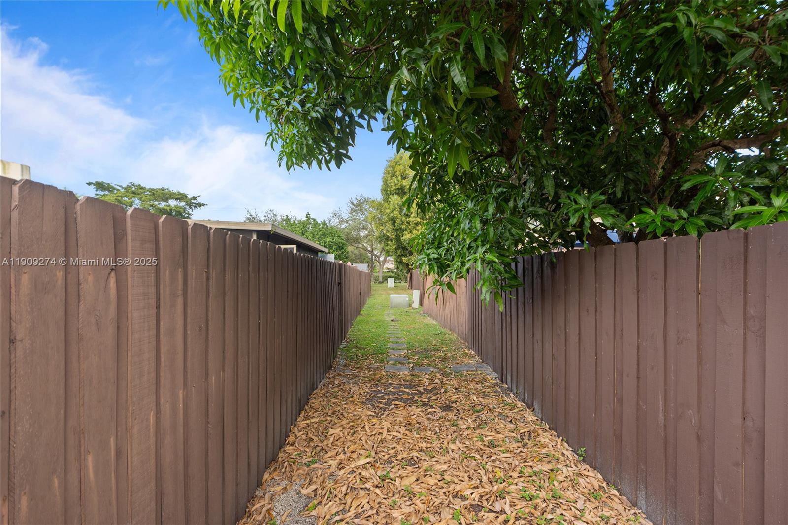 EVERGLADES SUGAR & LAND C - Residential Lease