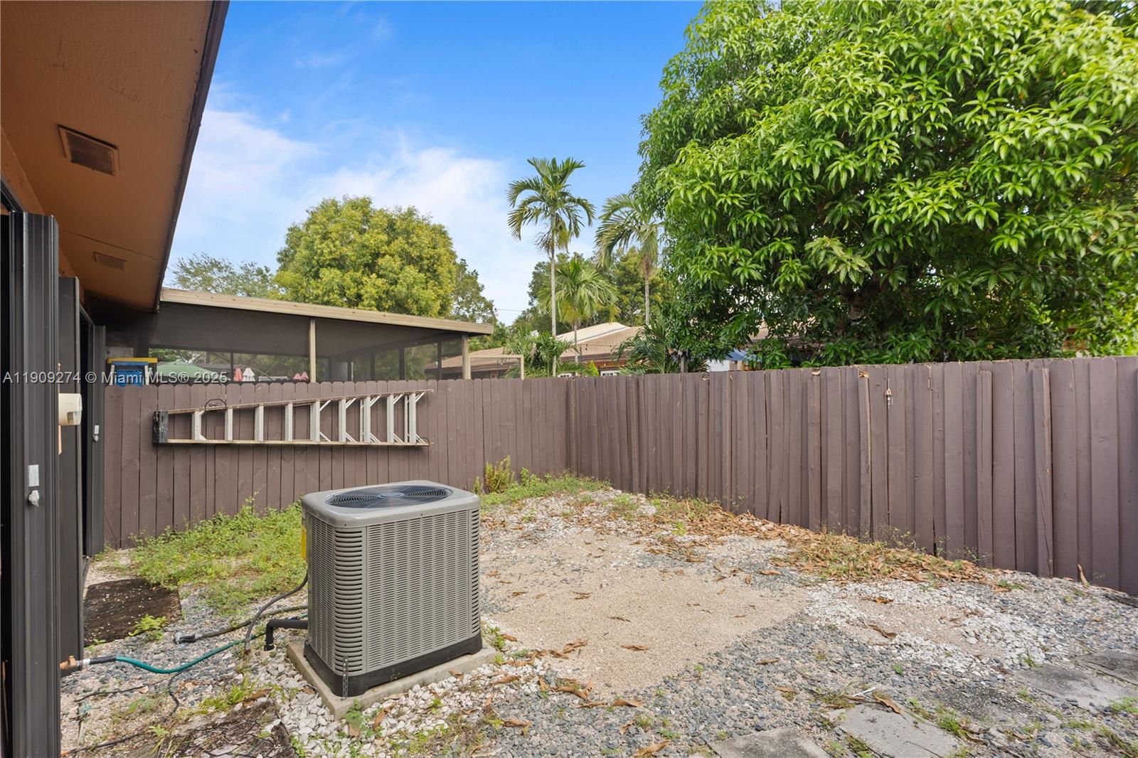 EVERGLADES SUGAR & LAND C - Residential Lease