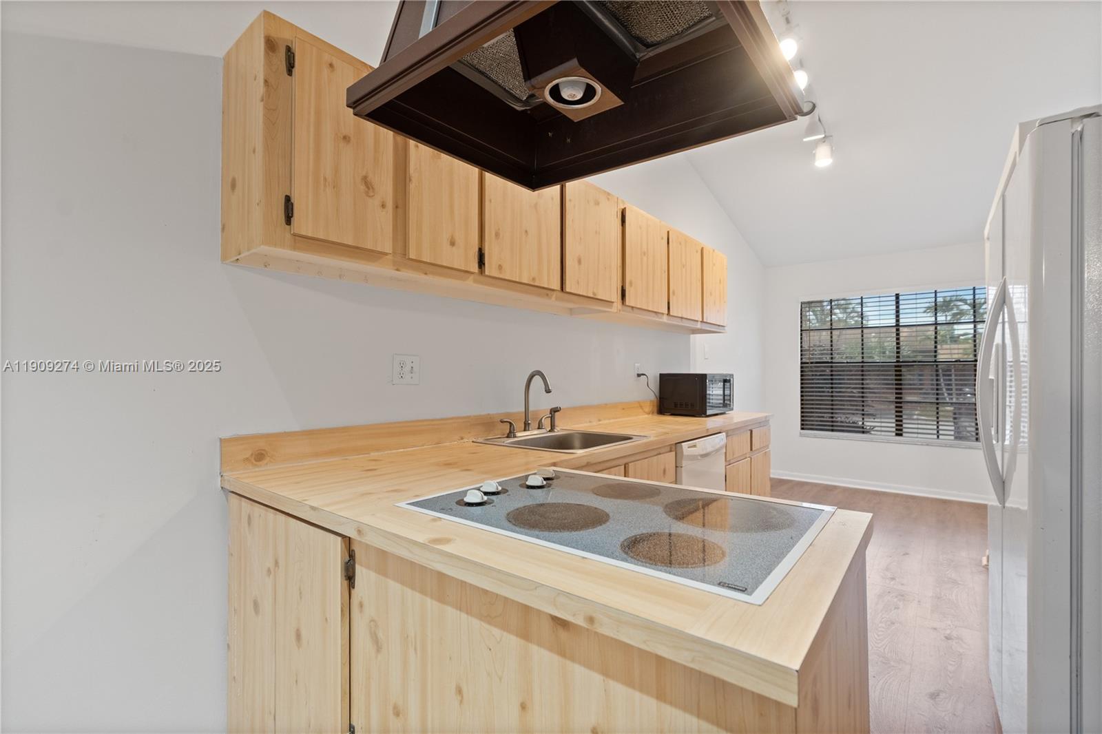 EVERGLADES SUGAR & LAND C - Residential Lease