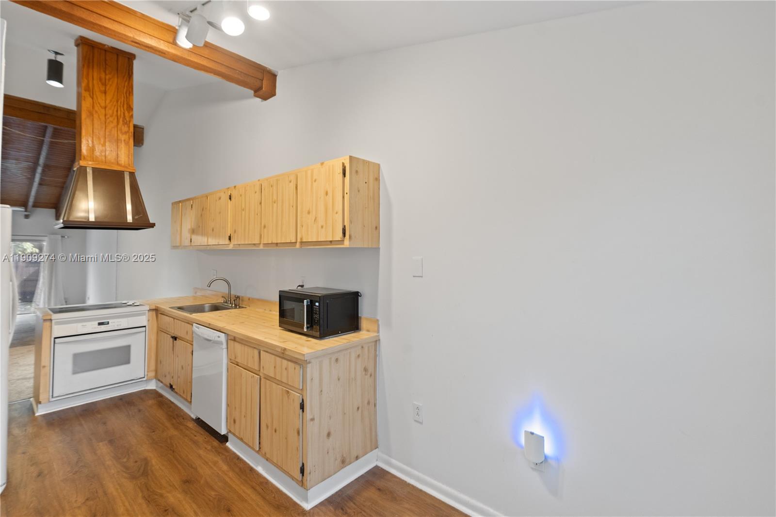 EVERGLADES SUGAR & LAND C - Residential Lease