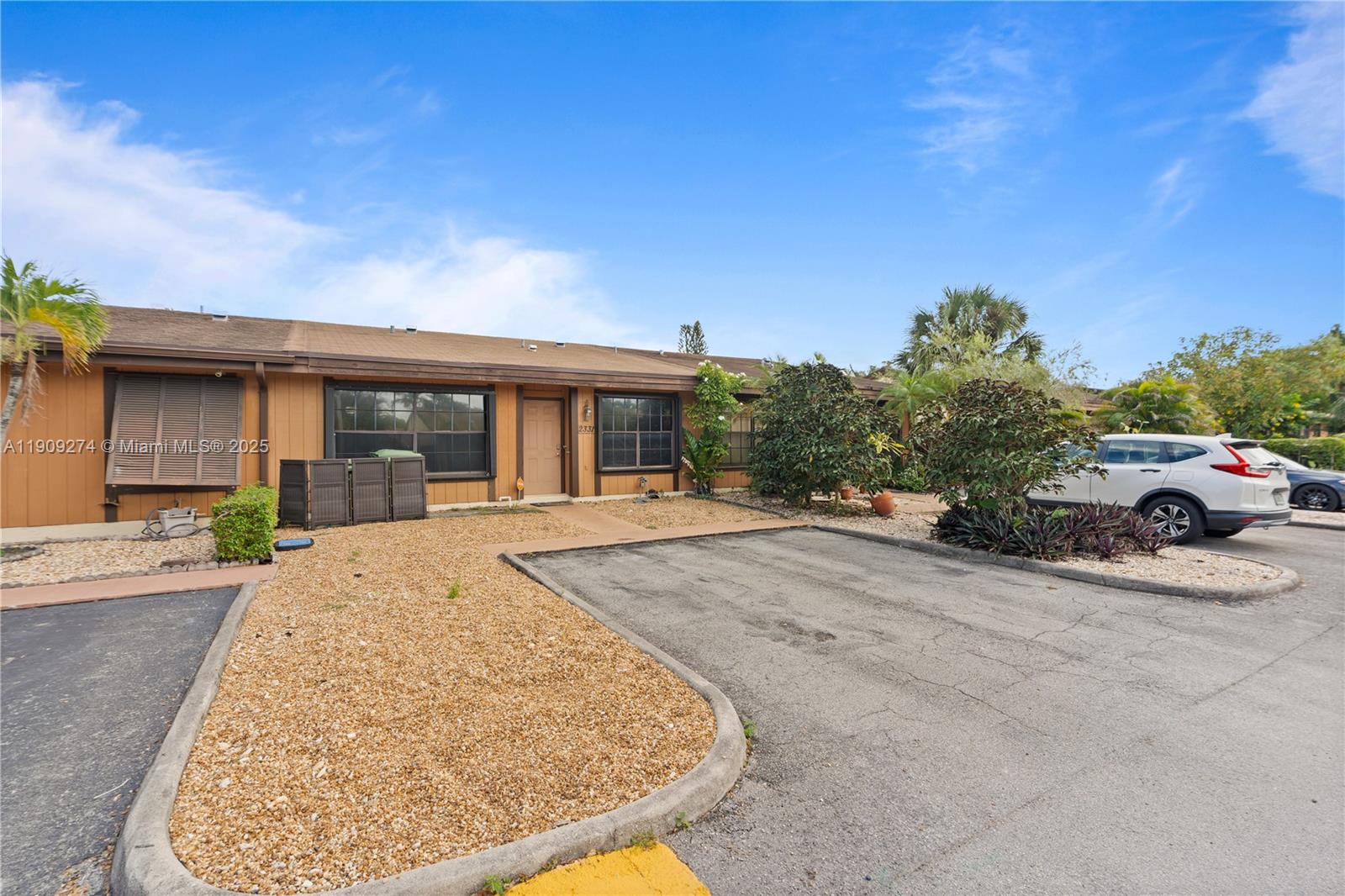 EVERGLADES SUGAR & LAND C - Residential Lease