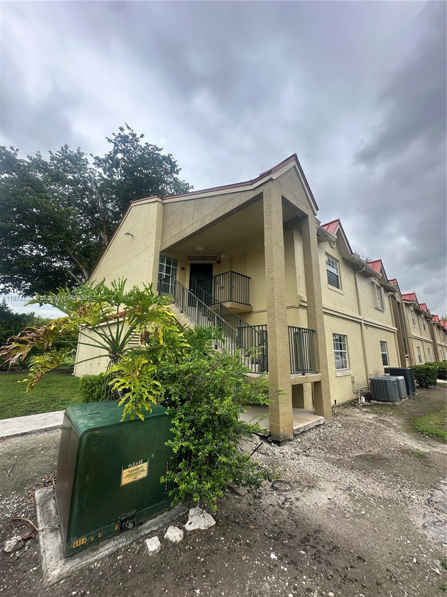2 bedroom , 2 bath corner villa on 2nd floor. Washer and Dryer inside unit . Freshly painted . Storage room . All community amenities for your enjoyment ! Credit Report ; Police Report ; POF and POI required . Pet permitted .
Monthly pet fee of 20.00 plus 150.00 non-refundable deposit .
