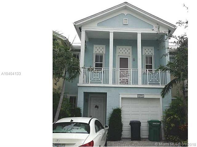Excellent townhouse has been partially remodeled, 3 BEDROOMS, 3 COMPLETE BATHROOMS PLUS DEN ,custom closets, marble and wood floors, beautiful kitchen, lovely patio, 24 hrs private security, community offers sauna, gym and swimming pool. GREAT LOCATION NEAR TO A SCHOOLS, and more