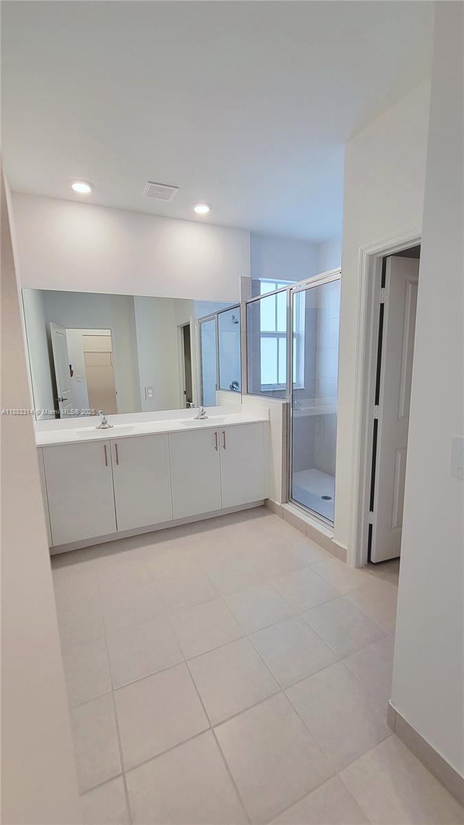 WYNDHAM LAKES PLAZA - Residential Lease