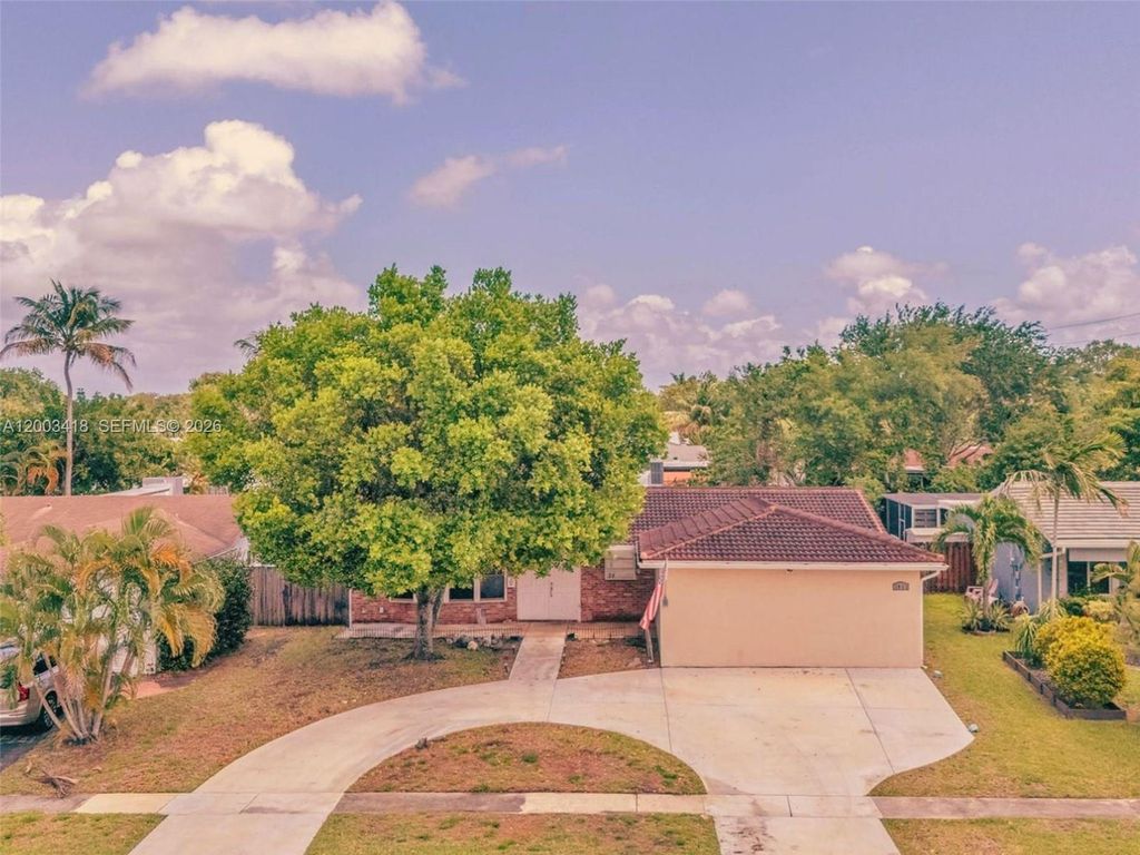 Photo of 1911 N 53rd Ave, Hollywood, FL 33021 (MLS # A12003418)