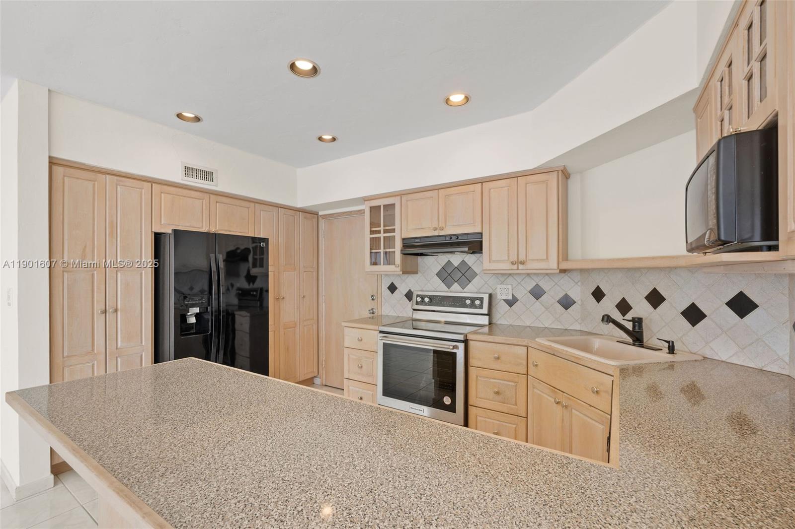 BRICKELL BAY TOWER CONDO - Residential Lease