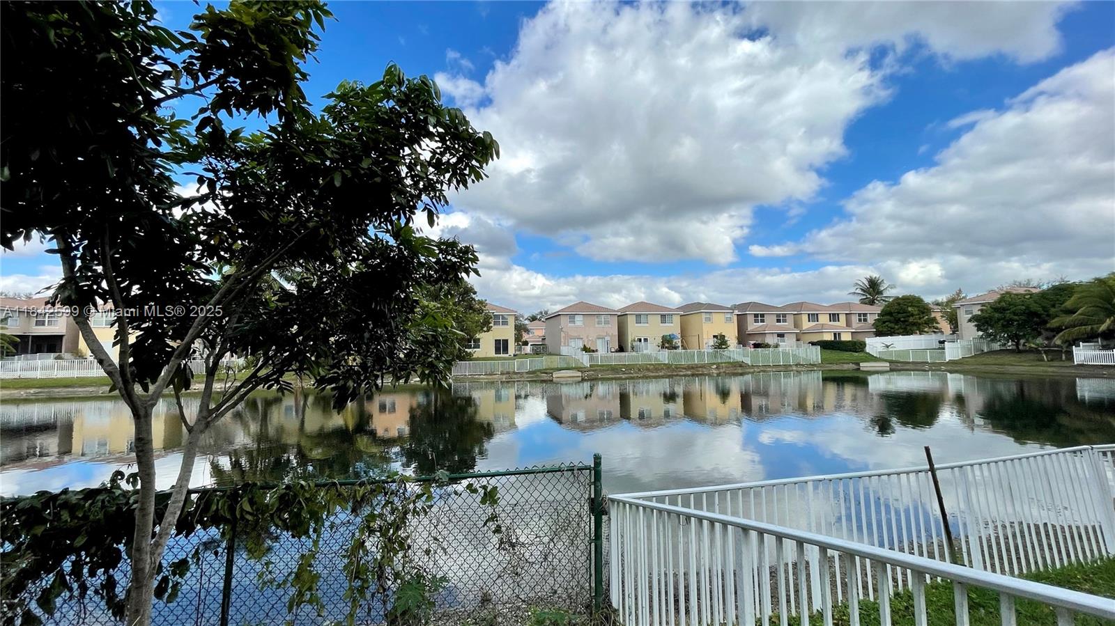Prime location, beautiful lake view! Bright spacious 4 bedroom single family house in a quiet neighborhood with
community pool! Easy access to Sawgrass Mills, Airport, and Beach. All bedrooms on second floor...PLEASE NOTE
THE HOA WILL SCREEN AND APPROVE THE TENNANTS, IT MAY TAKE UPTO 30 DAYS.