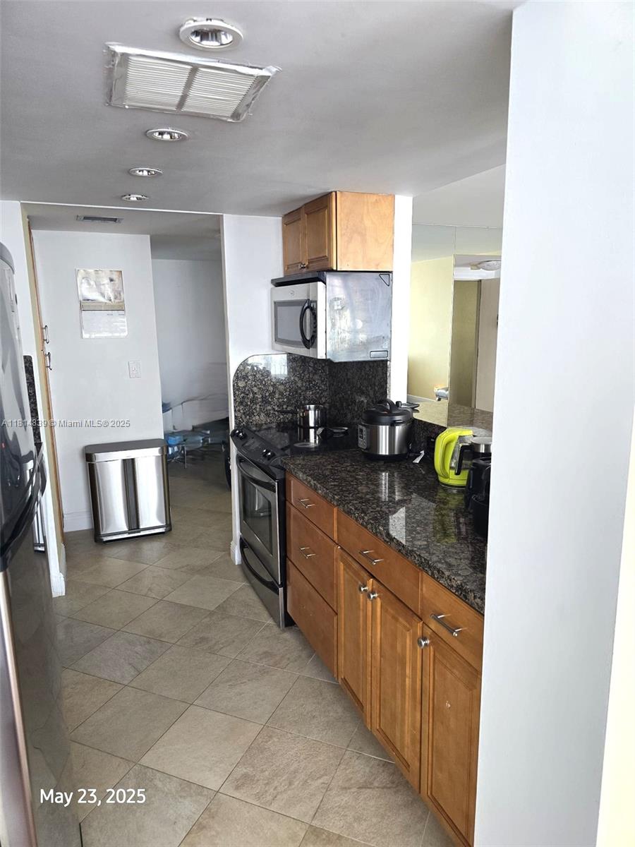 WINSTON TOWER 300 CONDO - Residential