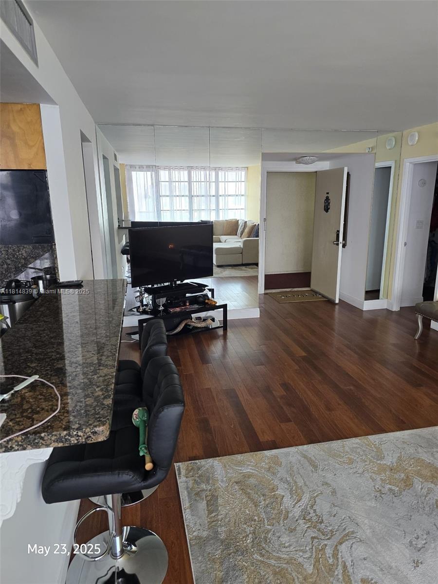 WINSTON TOWER 300 CONDO - Residential