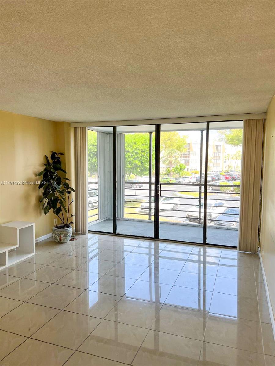 Photo 1 of 20400 W Country Club Dr 217, Aventura, Florida, $1,750, Web #: 11791422