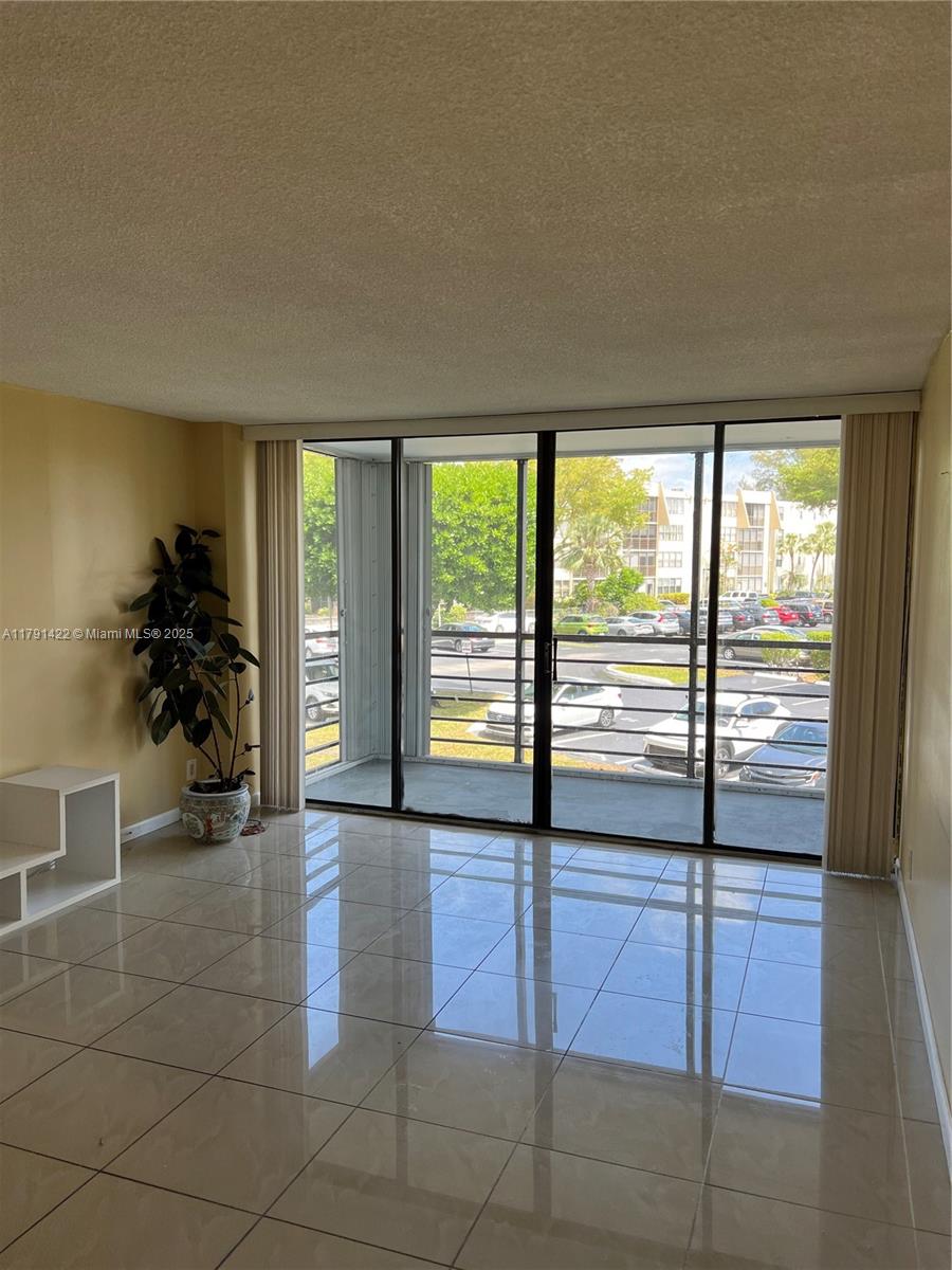 20400 W Country Club Dr 217, Aventura, Miami-Dade County, Florida - 1 Bedrooms  
2 Bathrooms - 