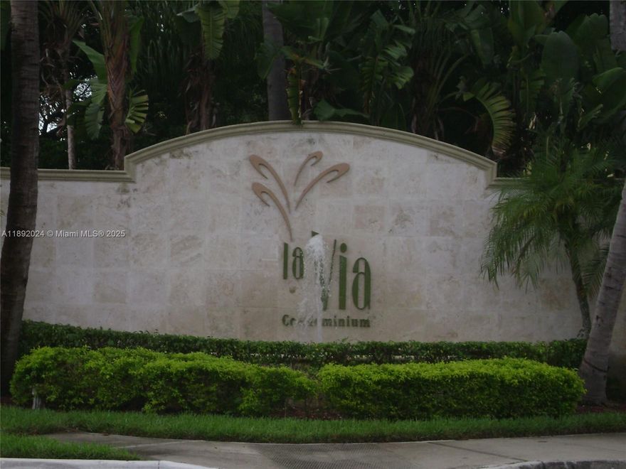 Beautifull 1/1 Condo. Nice view of the water. Open Balcony. Interior Laundry. Storage. Loved community with club house, GYM, Pool, Tennis Court. It's rare to find an apartment for rent here, hurry up it won't last
Per Association Min credit 650