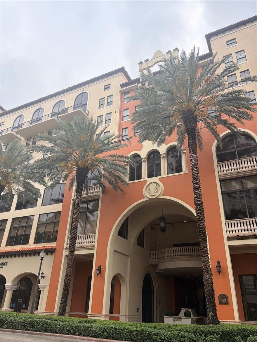 Designed for comfort & style, this residence features a bright, open layout and sophisticated details. Enjoy a beautiful view from the oversized balcony which is just steps away from world class dining, charming cafes & boutique shopping.