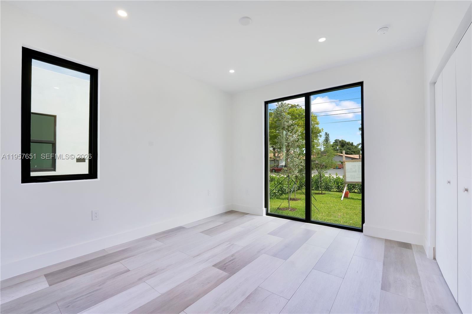 HOLLYWOOD TERRACE - Residential
