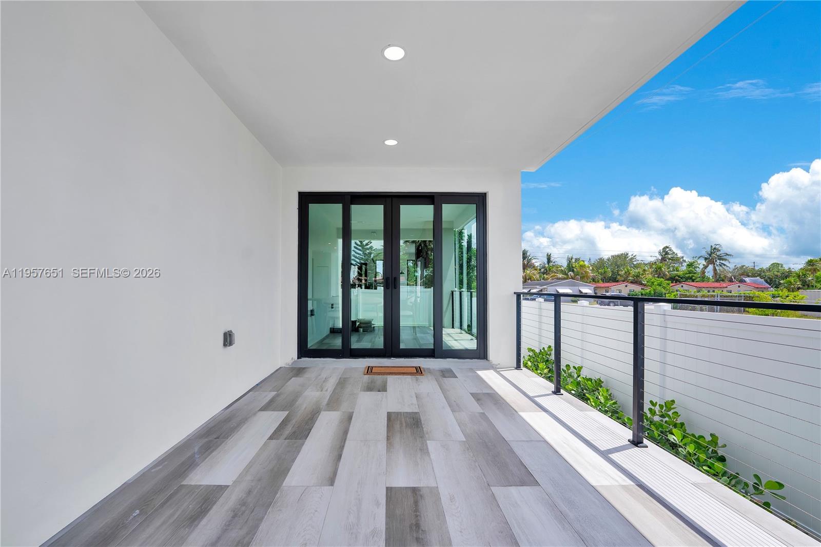 HOLLYWOOD TERRACE - Residential