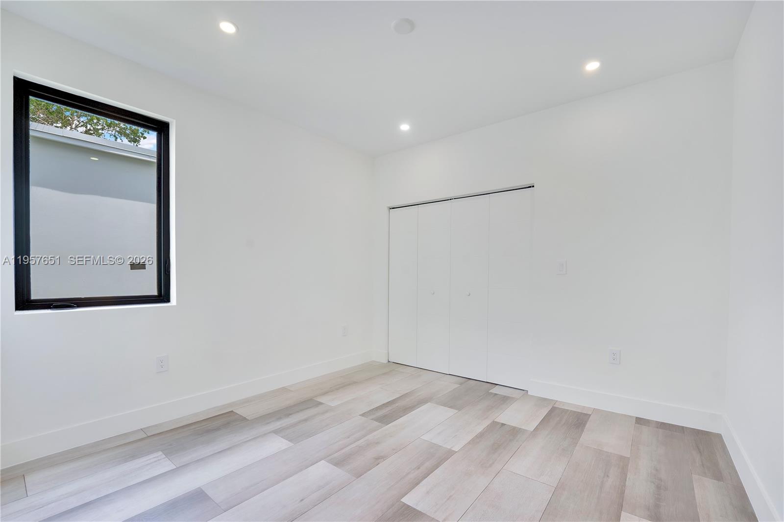 HOLLYWOOD TERRACE - Residential