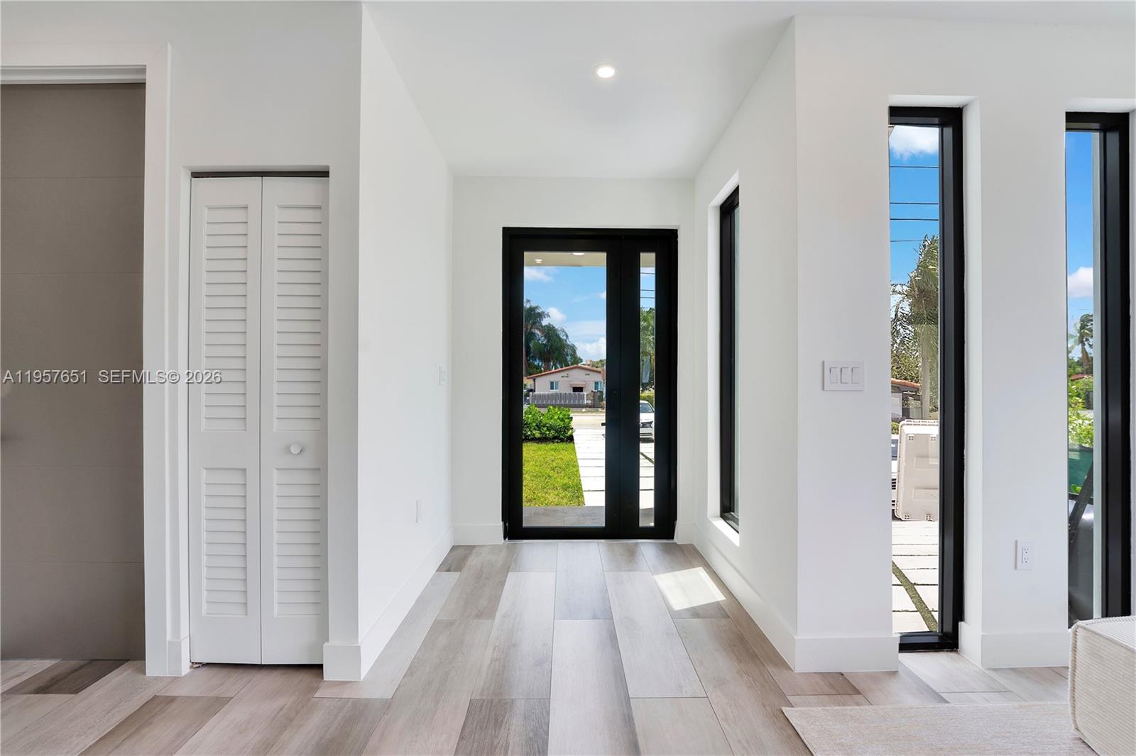 HOLLYWOOD TERRACE - Residential