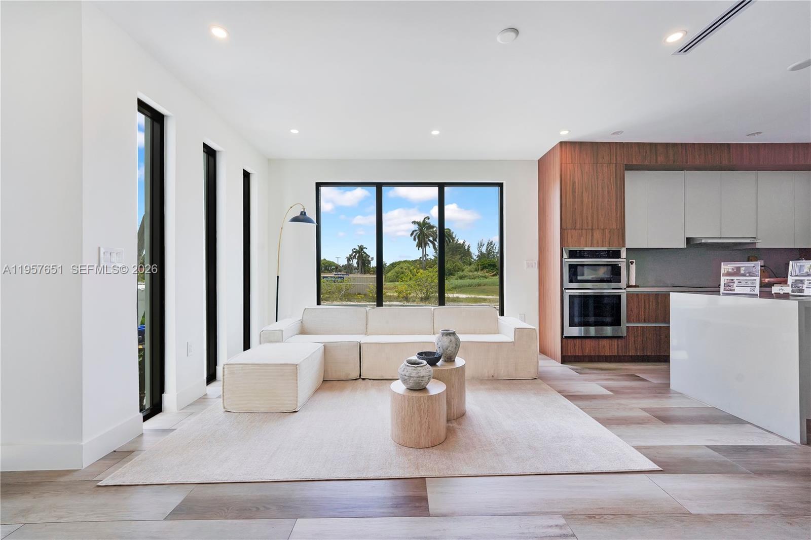 HOLLYWOOD TERRACE - Residential