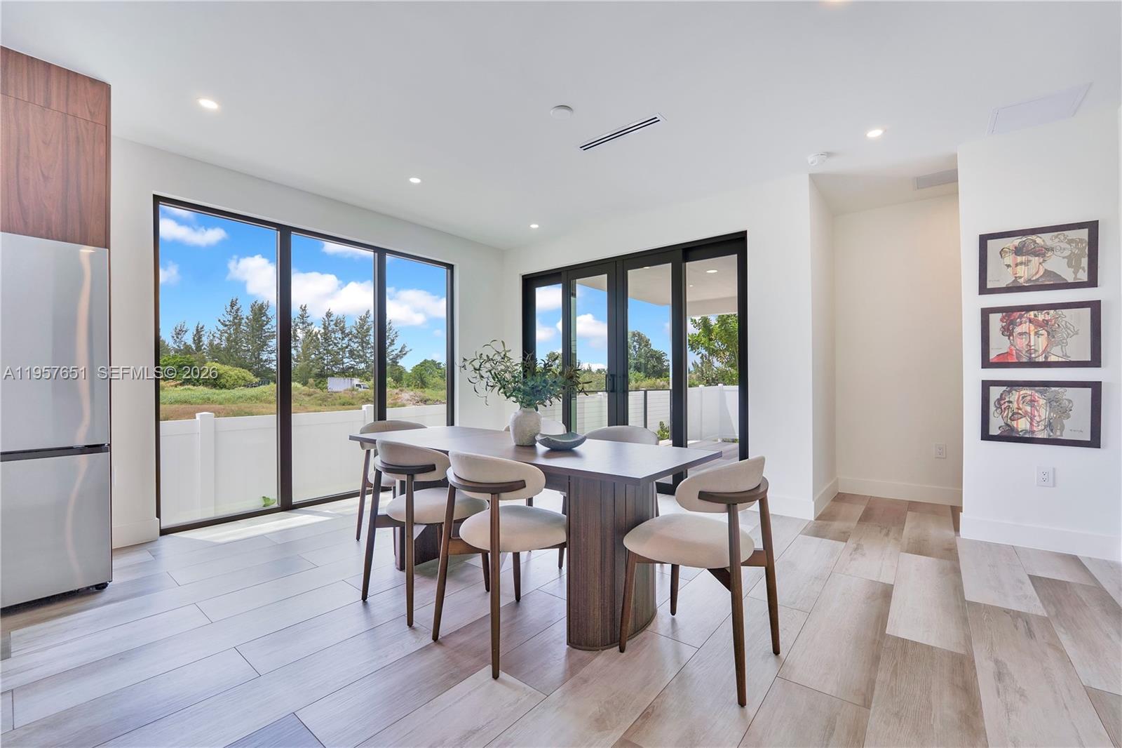 HOLLYWOOD TERRACE - Residential