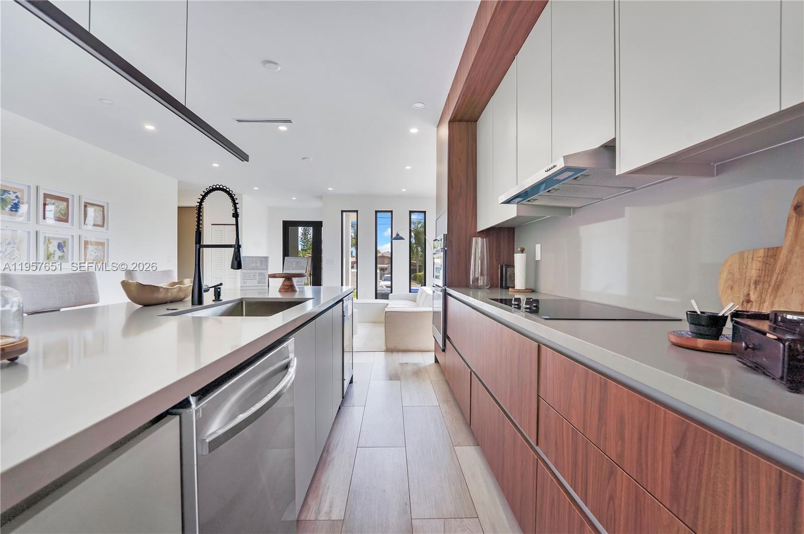 HOLLYWOOD TERRACE - Residential
