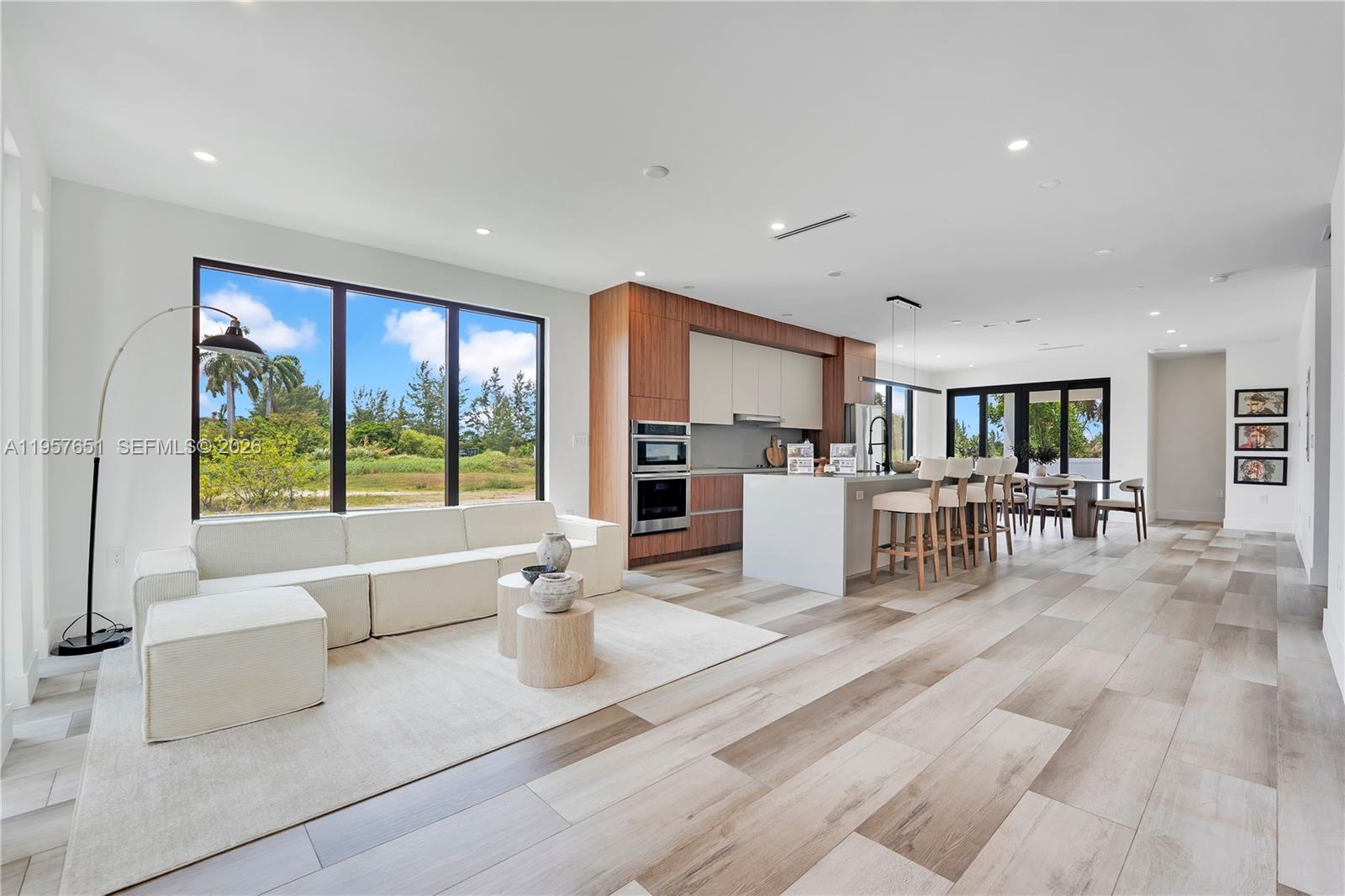 HOLLYWOOD TERRACE - Residential