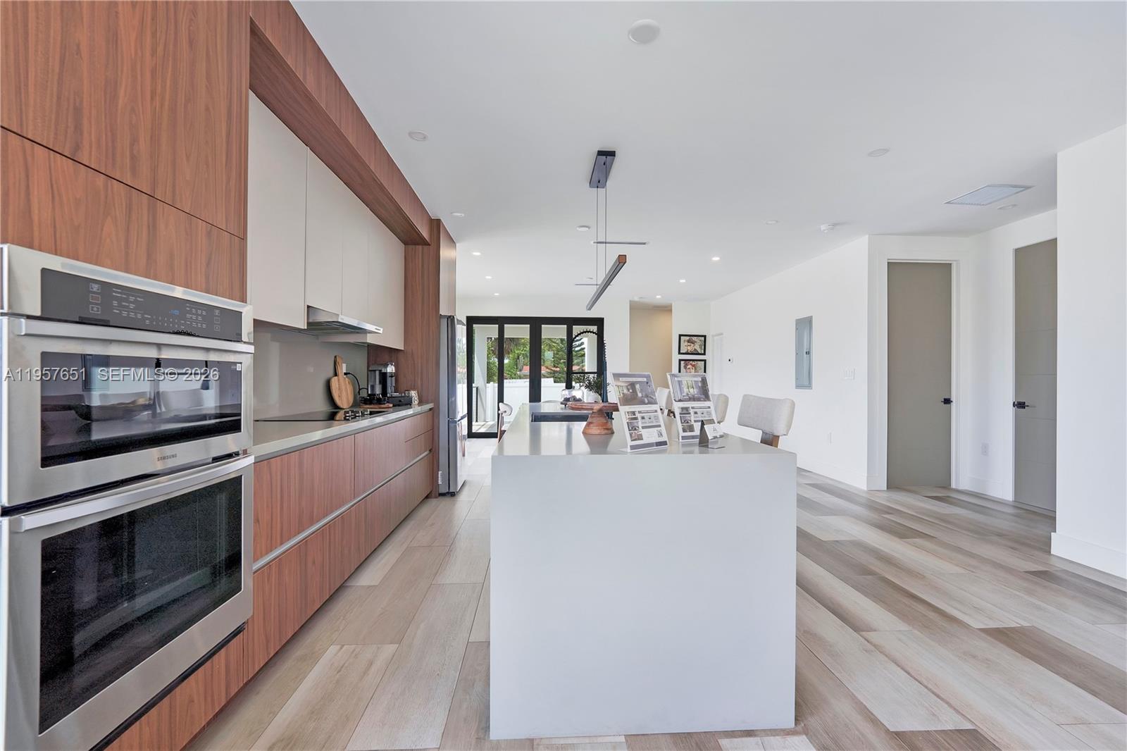 HOLLYWOOD TERRACE - Residential